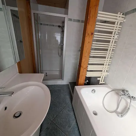 Am Wald In Ruhiger Siedlung Panoramafenster Zum Hoechsten Kunstwerk Der Welt 5 Min Zur Autobahn Oder Zentrum 公寓