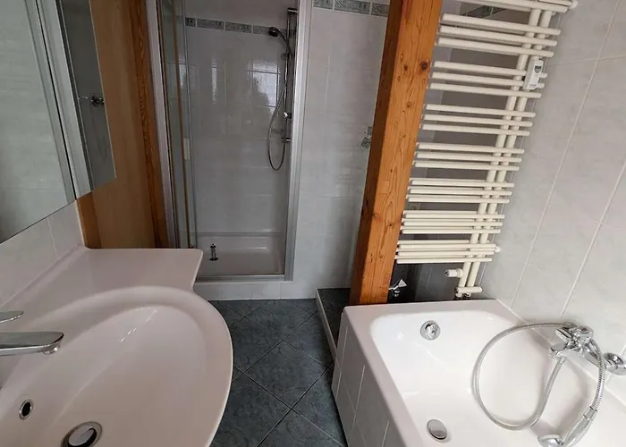 Am Wald In Ruhiger Siedlung Panoramafenster Zum Hoechsten Kunstwerk Der Welt 5 Min Zur Autobahn Oder Zentrum Apartamento