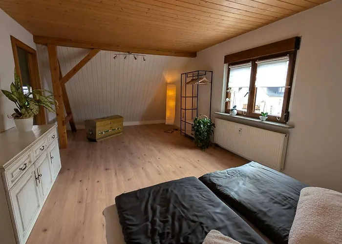 Am Wald In Ruhiger Siedlung Panoramafenster Zum Hoechsten Kunstwerk Der Welt 5 Min Zur Autobahn Oder Zentrum Apartment