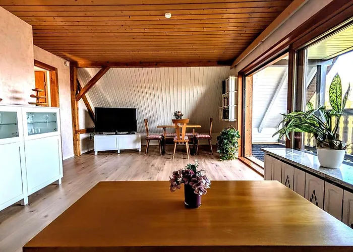 アパート Am Wald In Ruhiger Siedlung Panoramafenster Zum Hoechsten Kunstwerk Der Welt 5 Min Zur Autobahn Oder Zentrum