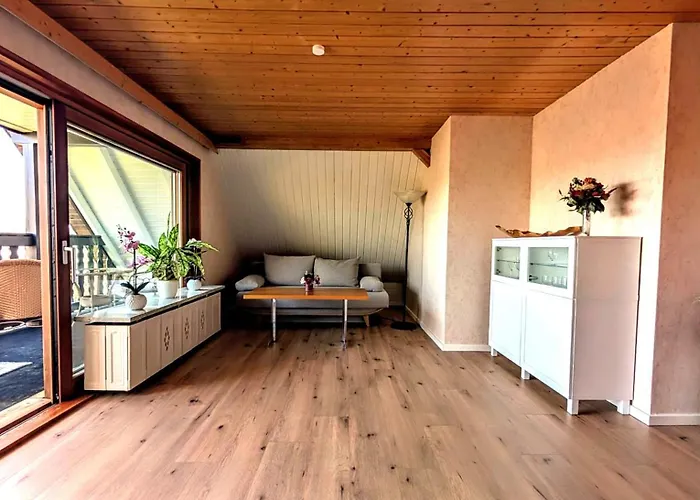 Am Wald In Ruhiger Siedlung Panoramafenster Zum Hoechsten Kunstwerk Der Welt 5 Min Zur Autobahn Oder Zentrum アパート *